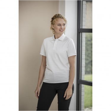 Logo trade mainoslahjat tuotekuva: Emerald lyhythihainen unisex Aware™-poolopaita kierrätetystä materiaalista