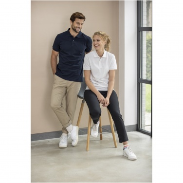 Logotrade liikelahja mainoslahja kuva: Emerald lyhythihainen unisex Aware™-poolopaita kierrätetystä materiaalista