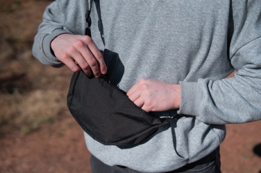 Logo trade mainoslahja ja liikelahja tuotekuva: Crescent AWARE™ RPET puolikuun muotoinen crossbody -laukku