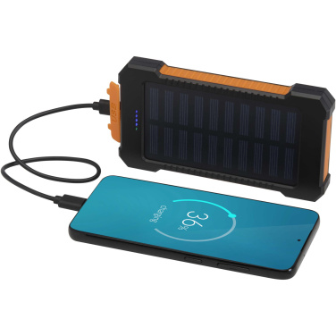 Logo trade liikelahja mainoslahja tuotekuva: Altair 5 000 mAh:n ja 10 W:n kierrätysmuovista valmistettu kestävä aurinkoenergialla toimiva varavirtalähde, jossa on sisäänrakennettu taskulamppu