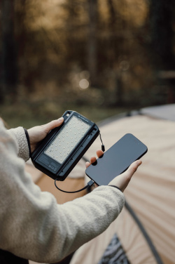 Logotrade dovana nuotrauka: „Nordic Drift Titan“ 10 000 mAh saulės energija varoma išorinė baterija su 3 panelėmis