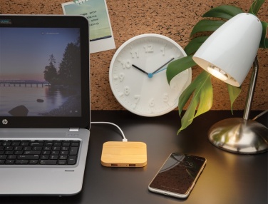 Логотрейд pекламные подарки картинка: Беспроводное зарядное устройство Bamboo 5 Вт с USB-портом