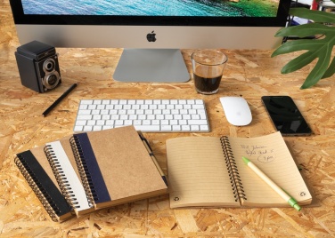 Logotrade profilprodukter bild: Spiralbunden anteckningsbok i kraftpapper, med penna